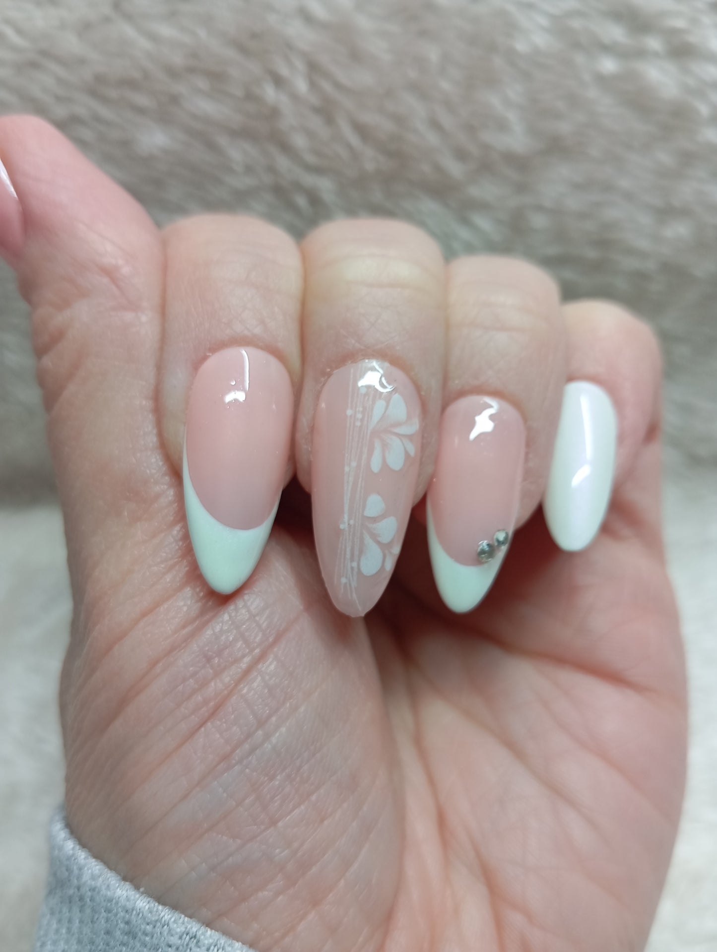 Press on Nails Fleur de Nacre Amande Moyenne | Faux Ongles Fait Main Floral Nacré – Claé&Co