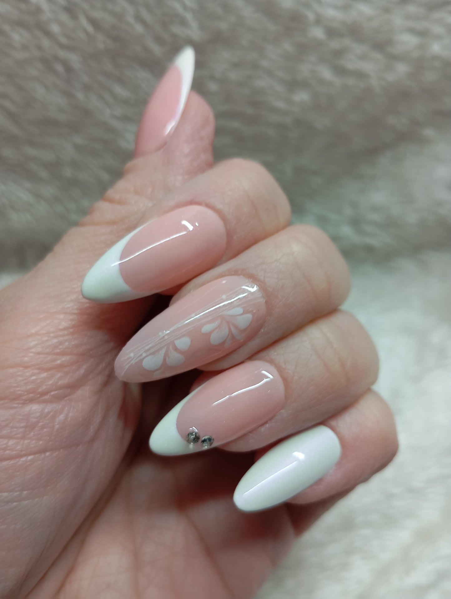 Press on Nails Fleur de Nacre Amande Moyenne | Faux Ongles Fait Main Floral Nacré – Claé&Co