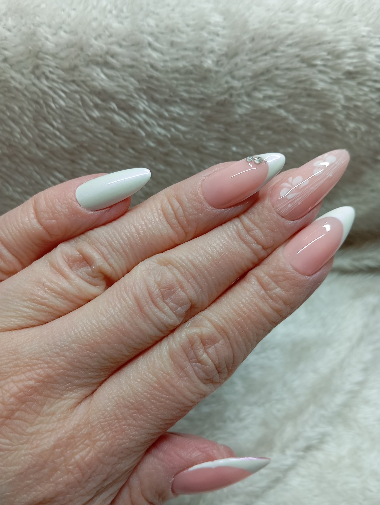 Press on Nails Fleur de Nacre Amande Moyenne | Faux Ongles Fait Main Floral Nacré – Claé&Co