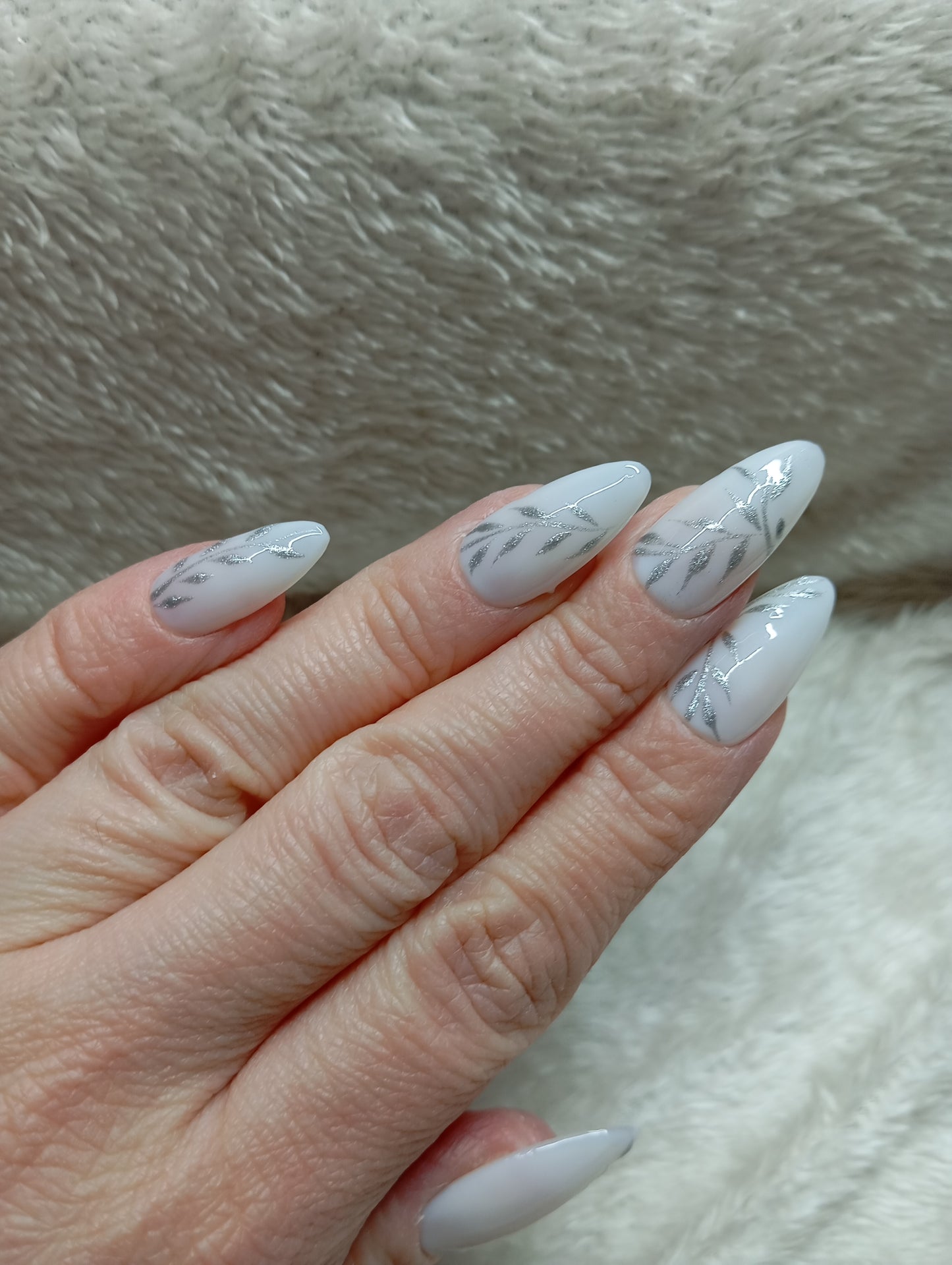 Press on Nails Brume Argentée Amande Moyenne | Faux Ongles Fait Main Argenté Délicat – Claé&Co