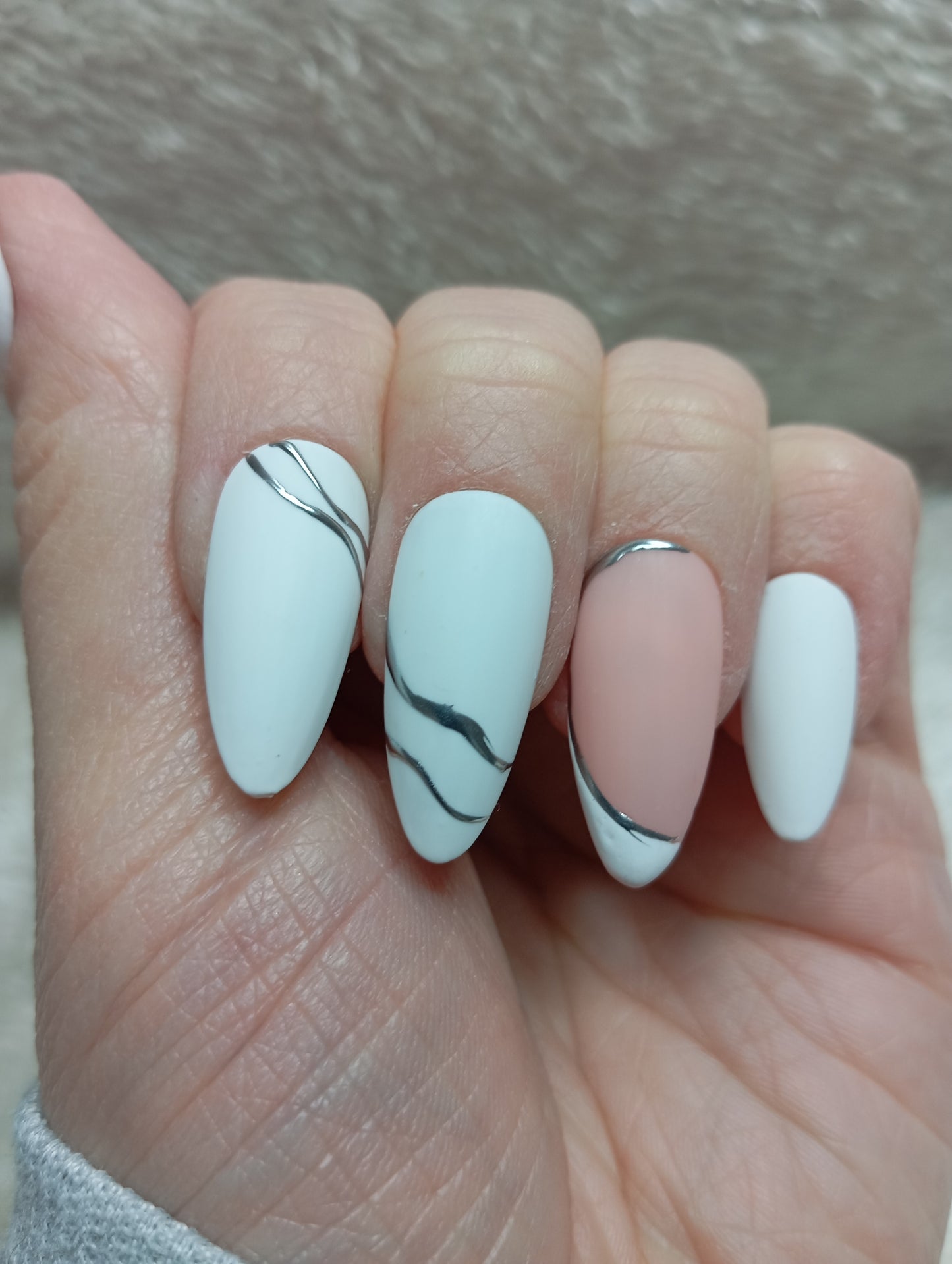 Press on Nails Marbre Argenté Amande Moyenne | Faux Ongles Fait Main Élégance Marbrée – Claé&Co