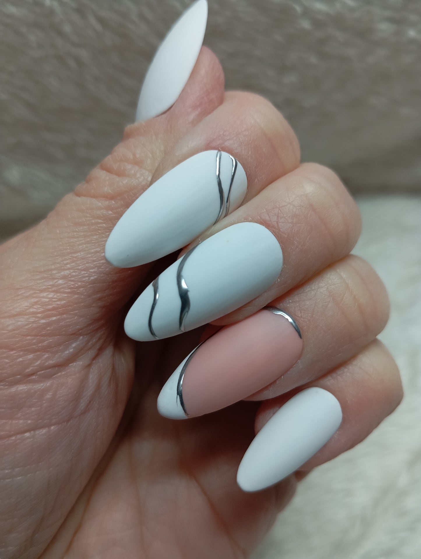 Press on Nails Marbre Argenté Amande Moyenne | Faux Ongles Fait Main Élégance Marbrée – Claé&Co