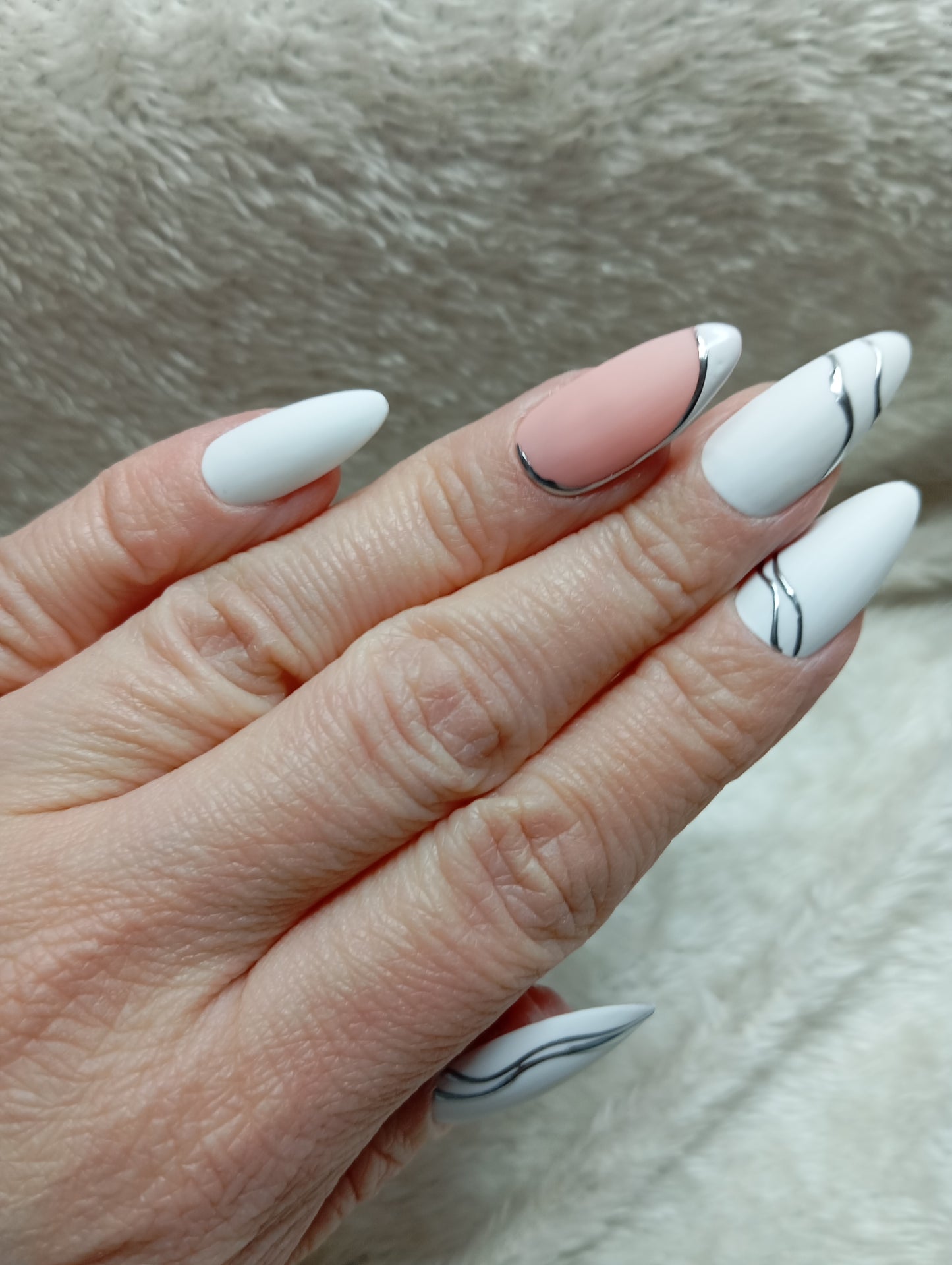Press on Nails Marbre Argenté Amande Moyenne | Faux Ongles Fait Main Élégance Marbrée – Claé&Co